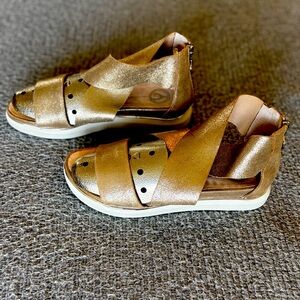 WISHBONE Collection sandal. Rose Gold Banded Suede Metallic. Size 7